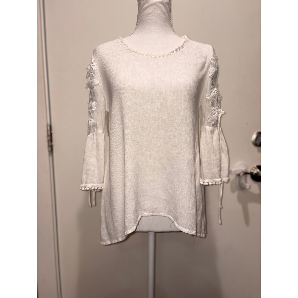 Umgee‎ USA white blouse bell sleeves lace up floral design on arms M EUC